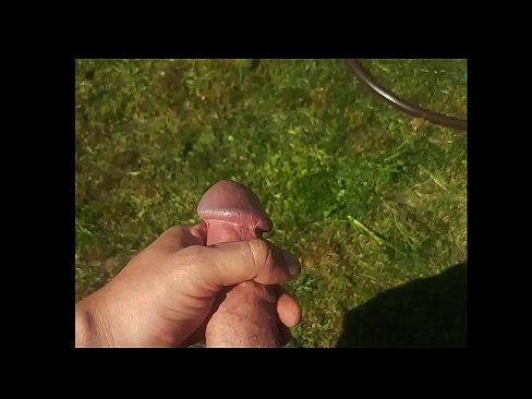 ❤️ Keçika germ di bexçeyek havînê de pisîka xwe ya pembe diqelişe û bi şuştinê dixe. ❤ Porno li me ku.hentai-menu.ru ☑